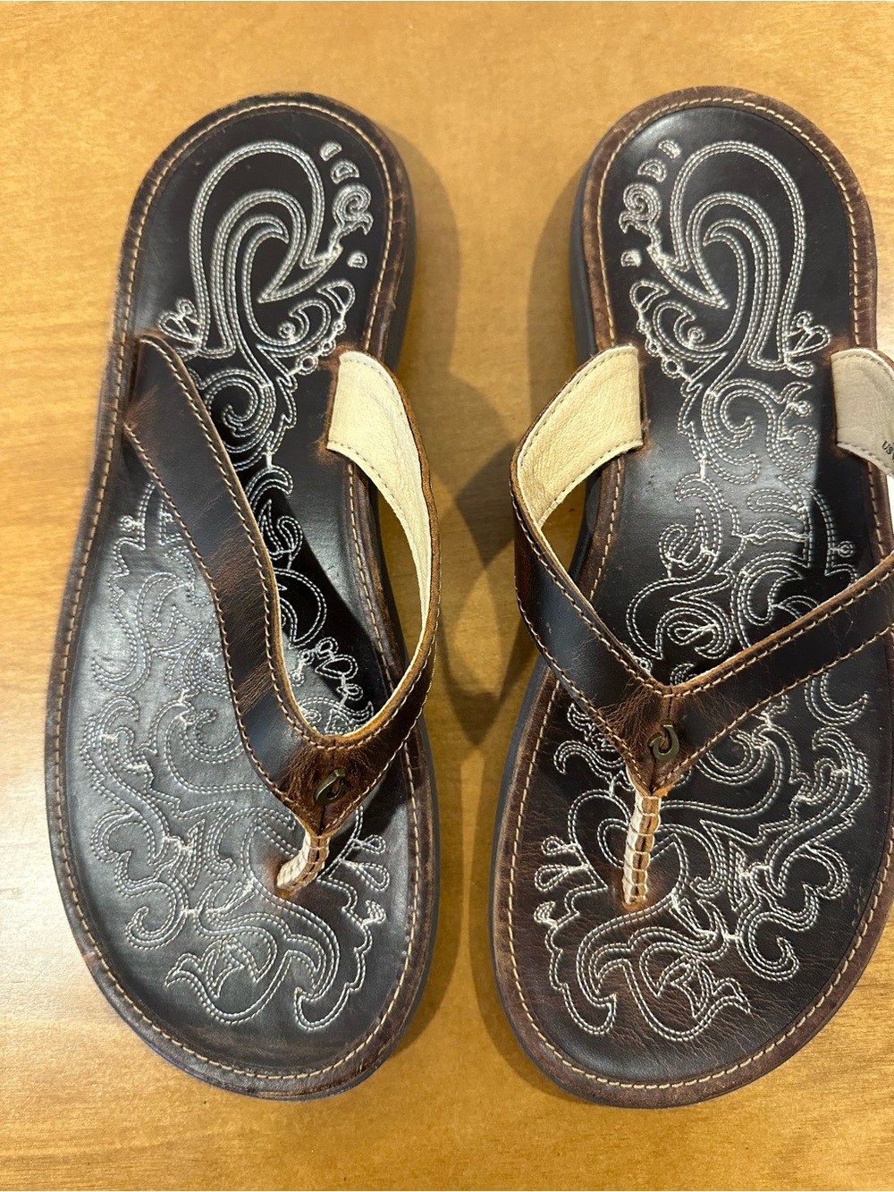 OluKai Women's Brown and Cream Leather Thong Sandals